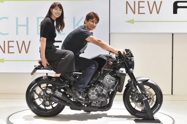 画像: 「バイクの種類によっては、人が乗っていないときの方がカッコいいモデルってあったりするじゃないですか? でも、このCB1000Rのコンセプト車は車両単体でも、人が乗っているときでも、カッコ良く見えますね」と伊藤さんはそのデザインを高く評価していました。