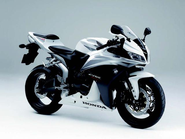 画像: ●水冷4ストDOHC4バルブ並列4気筒●599cc●69PS/11500rpm●5.2kg-m/8500rpm●187kg●120/70ZR17・180/55ZR17●107万6250円