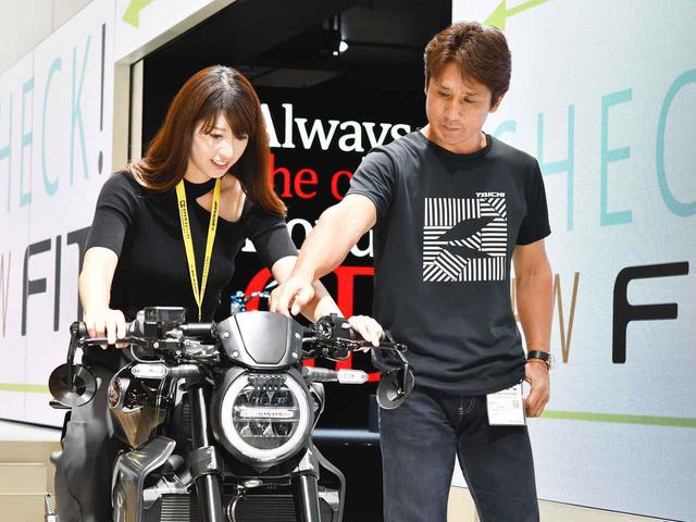 画像: 「CB1000Rを購入してカスタムをするのならば、ハンドルはもうちょっと高い位置にするかな……」など、あれこれ伊藤さんもイメージを膨らませていました。