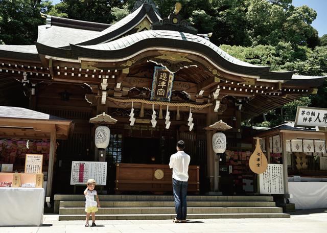 画像: 辺津宮 夏場は「茅の輪くぐり」と言って、全国の神社で大きな輪が置かれます。夏を乗り切るために、これをくぐって罪穢れを祓います。この日も多くの人がくぐっていました。