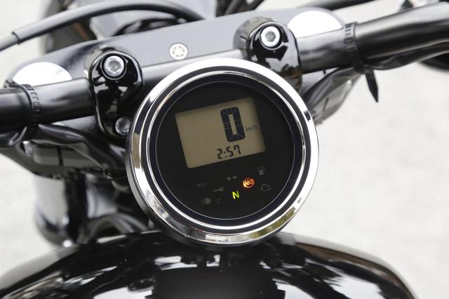画像: 丸型ディスプレイに走行情報を表示。オド&ツイントリップ、時計を表示。残ガスが約2.8Lになると、燃料警告灯が点灯し、残ガス走行距離「TRIP-F」(トリップフューエル)を表示。