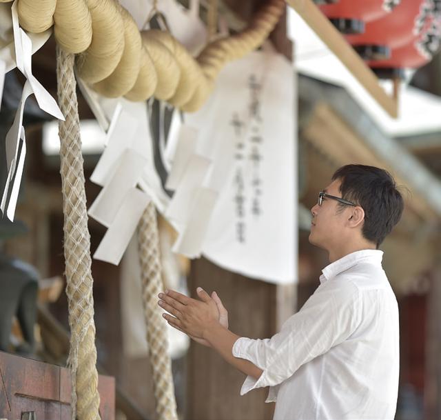 画像: 神社での参拝は、二礼・二拍手・一礼で行ないます。手を合わせた時に、左手をすこし上へずらして叩くと 良い音がでます。2回叩いたあとは、また元へ戻し手のひらを合わせます。