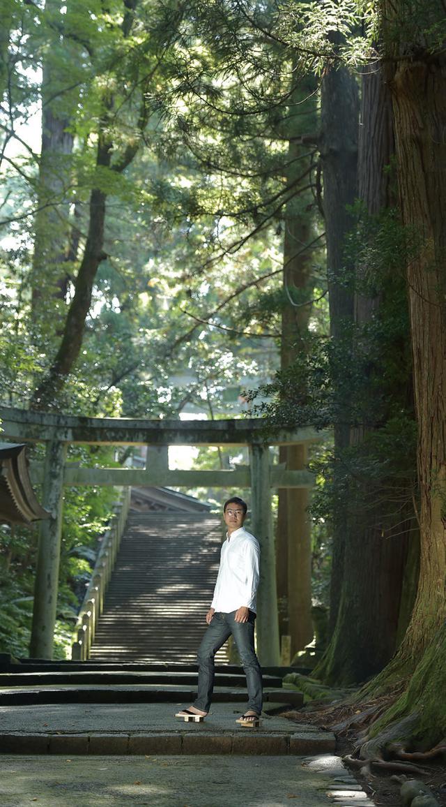 画像: 神社の鳥居といえば、朱色をイメージする人も多いのではないでしょうか。だけど、石本来の色を基調とした鳥居も多く存在します。木が立ち並ぶ参道に、物言わず佇む鳥居。自然界のものと人工物が、時を重ねて見事に調和しています。 長い参道は、ふとした瞬間に奥行きを見失います。登っていくにつれ、普段の生活から遠のいていく気がしました。非日常を楽しむのも、神社の良さですね。