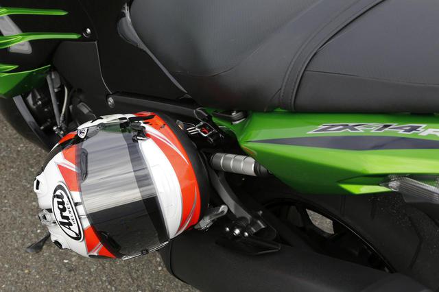 画像: 日本に正規輸入されるブライト取り扱い車には、ヘルメットホルダー、センタースタンド&アシストグリップ(写真のヘルメットあご部分のバー)が標準装備される。