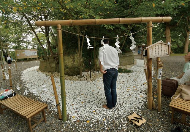 画像: 境内に「はだしの道」なる場所があります。ここを裸足で三周すると、願が叶うとか。しかし、人生そんなに甘くない! 普段から下駄生活の僕でも、ジワジワくる痛さに顔が歪みます。そのせいで、何を願っていたのか忘れていました。邪念がとれて、結果オーライ。