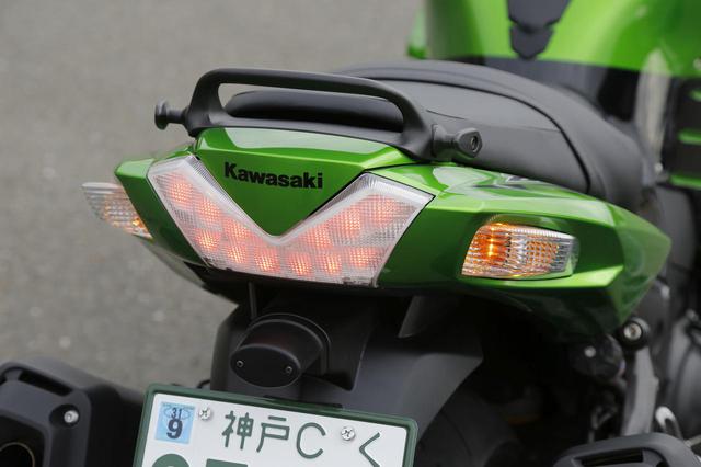 画像: 両サイドに張り出した、ボリュームあるテールカウルにビルトインされたクリアレンズのウィンカーとテールランプ。テールランプはV字型のハウジングに収納されたLEDランプ。