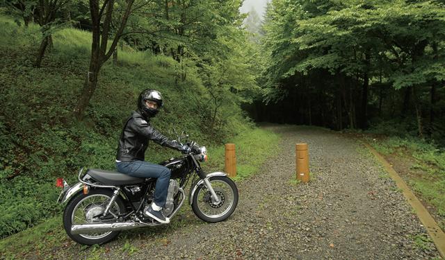 画像: 神社本殿から滝の近くまでは、バイクで行けるようになっていました。それにしても最後の砂利道、リターンライダーの僕にはドキドキでした。駐車場から滝までは徒歩で数分です。