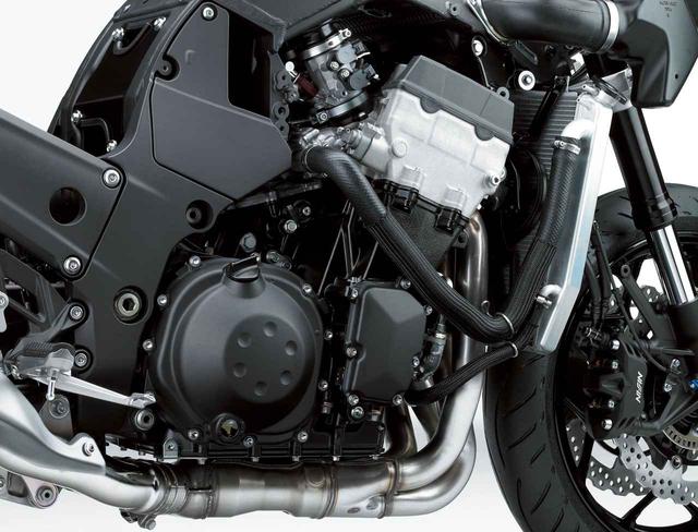 画像: スーパーチャージャーを採用したNinja H2をのぞけば、自然吸気エンジンでカワサキ最強の200PSをマークする並列4気筒エンジン。前期型よりストロークアップして排気量を増やし、16年モデルではECUと排気系を変更。フル/ロー切り替え式のパワーモードと、1/2/3とOFFを選択できるKTRC(=トラクションコントロール)も採用した。