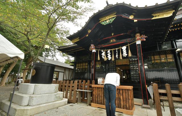 画像: 上総国 一之宮 玉前神社 千葉県長生郡一宮町一宮3048 神社やお寺の建物の色といえば、朱色をイメージする人も多いのではないでしょうか。こちらの社殿は、なんと黒色。艶の感じが、愛車のSR400となんとなく似ている! と、勝手に親近感。ブラックのバイクしか乗らないという方、参拝必須ですよ!