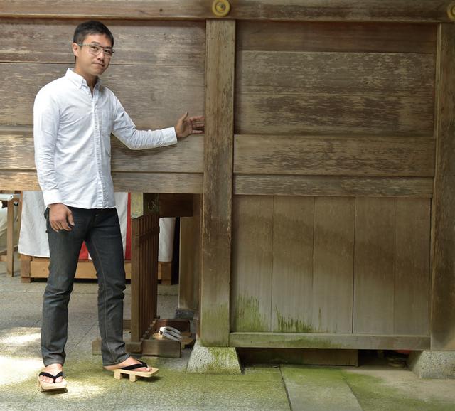画像: 神社へ行ったら、建築物の木の色に注目してください。こちらは足元の石も板にも緑色が入っています。更に上を見ると木材が白くなっています。これは、この土地に地下水が豊富に流れている証拠です。 地下水は見えませんが、地上のもので判断することができます。人は水なしでは生きていけません。壁や板が緑色や白くなっている神社から感じる生命力も、ご利益のひとつかも知れませんね。