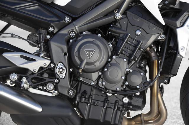 画像: 660ccトリプルエンジンは、70kW (95.2PS) @11,250rpmの最高出力と、66Nm@9,250rpm の最大トルクを発揮。