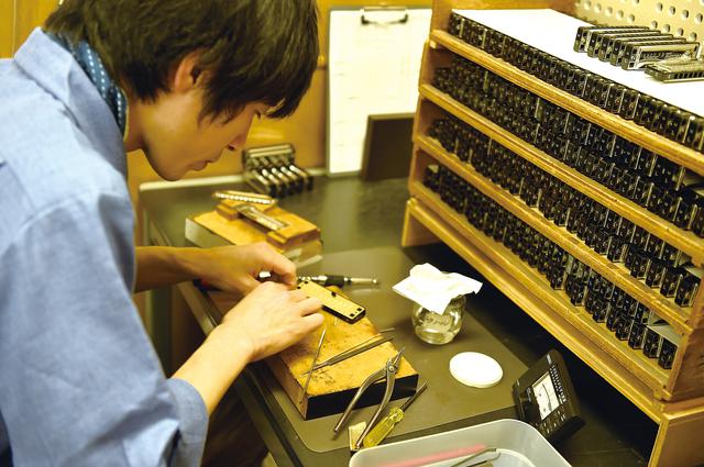 画像: 世界中に出荷される大量のハーモニカを、検音されていました。これも手作業。