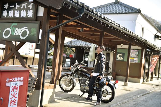 画像: さすがライダーを迎えてくれるカフェ。バイク専用の駐車場が設けられています。大切なのは「駐車スペース」ではなく「二輪専用」ということ。ライダーにとって、これは有り難いですねぇ。