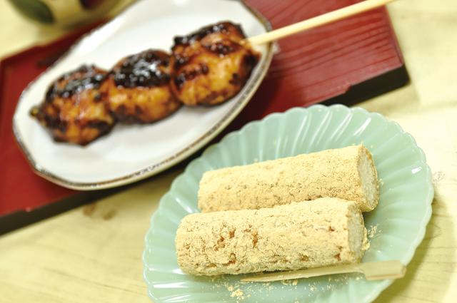 画像: 埼玉県の銘菓、五家宝(ごかぼう)。吉見百穴に隣接するお茶屋さんにも、手作りのものが売られていました。お米の歯応えと、反する水飴の粘り。それを、きなこが上手く纏めていました。