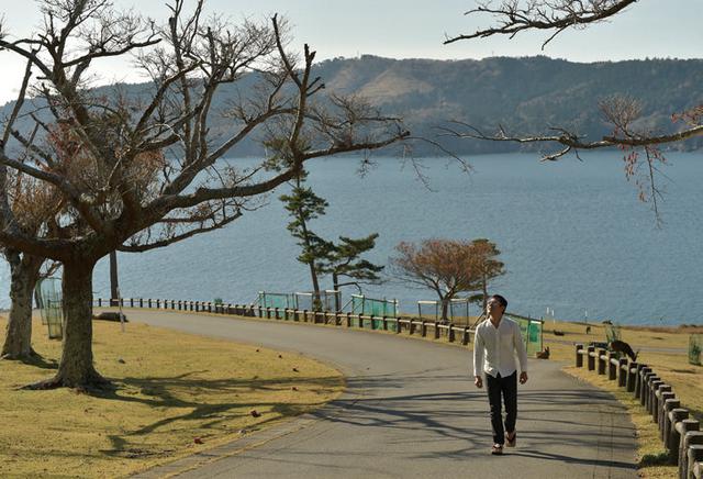 画像: 東日本大震災やその後の大型台風などで、港から神社へと続くこの道は、何度も崩れてしまっているそうです。この日も、数日前に復旧したばかりとのことでした。 この神社への人々の想いが、何度も何度も道を繋げるのでしょう。踏みしめて、神社へ向かいます。