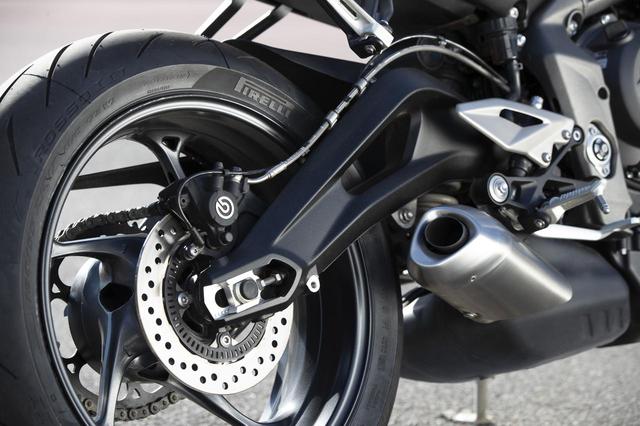 画像: Brembo製シングルリアブレーキ(ABS 付)。タイヤはロードでの使用にフォーカスした全天候型Pirelli 製Diablo Rosso III。