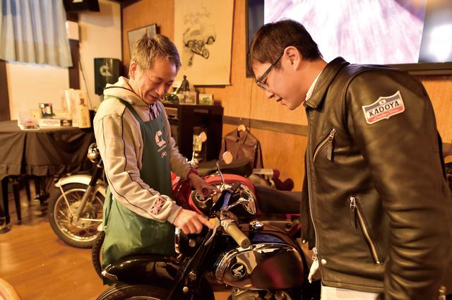 画像: 店長の小野さんも、もちろんライダー。そして乗り物好き! バイクトークが尽きることはありませんでした。