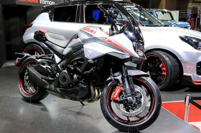 画像: 続いてスズキブース。純正オプションによるカスタムが施されたKATANA。この展示は、後ろの「スイフトスポーツ カタナエディション」とのセットになっていて、見ごたえがあります!
