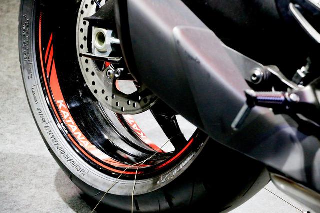 画像: KATANAには純正オプションの「リムデカール“KATANA”」で赤の差し色を。