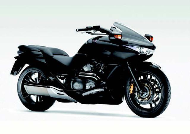 画像: ●水冷4ストOHC4バルブV型2気筒●680cc●61PS/7500rpm●6.5kg-m/6000rpm●269kg(装備)●130/70ZåR17・190/50ZR17●123万9000円
