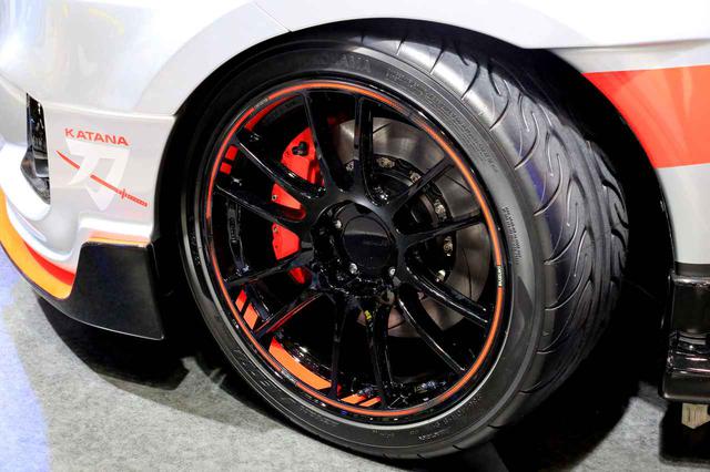 画像: 同じようにスイフトスポーツ カタナエディションのリムにもデカールが施されています。