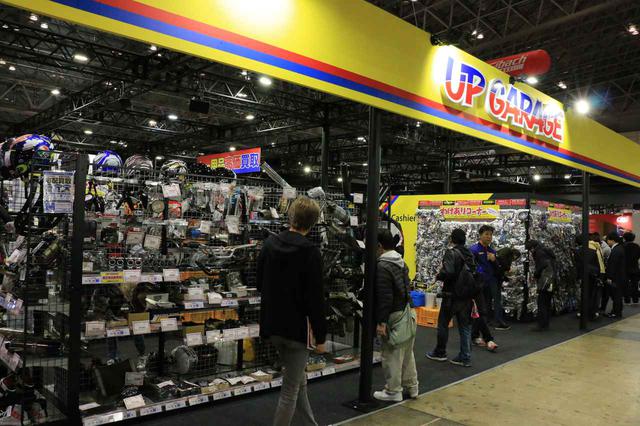 画像: 中古用品販売のアップガレージなど、大規模なお店もあります。