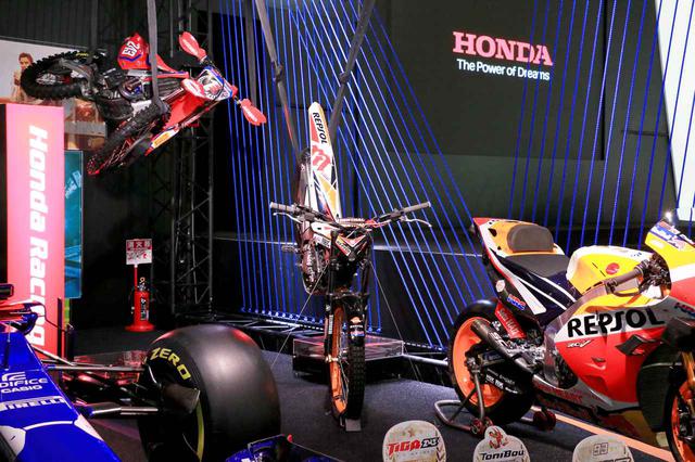 画像: その後ろには躍動感あふれるディスプレイで、2019年トライアル世界選手権TrialGPクラス チャンピオン車両「COTA 4RT」と2019年モトクロス世界選手権MXGPクラス チャンピオン車両「CRF450RW」。豪華な顔ぶれです!