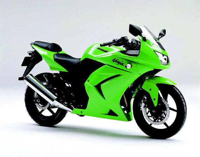 画像: ●水冷4ストDOHC4バルブ並列2気筒●248cc●31PS/11000rpm●2.1kg-m/8500rpm●151kg●110/70-17・130/70-17●49万8000円