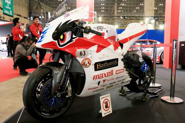 画像: 同じくMOTULブースで発見。こちらは無限MUGENの「神電 八」(SHINDEN HACHI)。マン島TTレースのTT Zero Challengeクラスで圧倒的な強さを見せるEVスポーツバイクです。MOTULはモーター冷却用オイルの供給を担当しています。