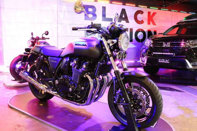 画像: ホンダブースでCB1100RSを発見。照明で分かりにくいですが、カラーは昨年末から期間限定販売されている「マットブラックメタリック」です。