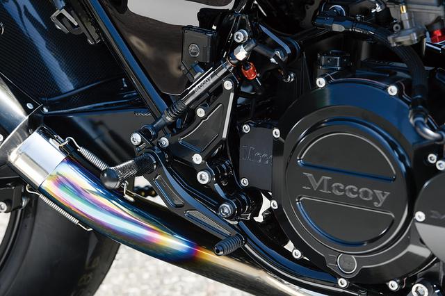画像: ステップキットもマッコイ・ブランド。この車両のように全体をブラックで統一する際に使える、オリジナルパーツが用意されているのも同社の強みなのだ。
