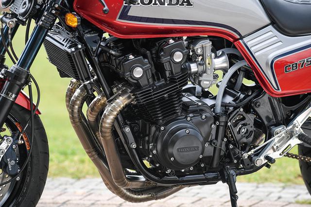 画像: エンジンはヴォスナーφ64.94mm鍛造ピストンで823cc化(純正排気量は749cc)。リング/ピンにはWPC加工を施す以外、他部分はスタンダードをベースとしている。