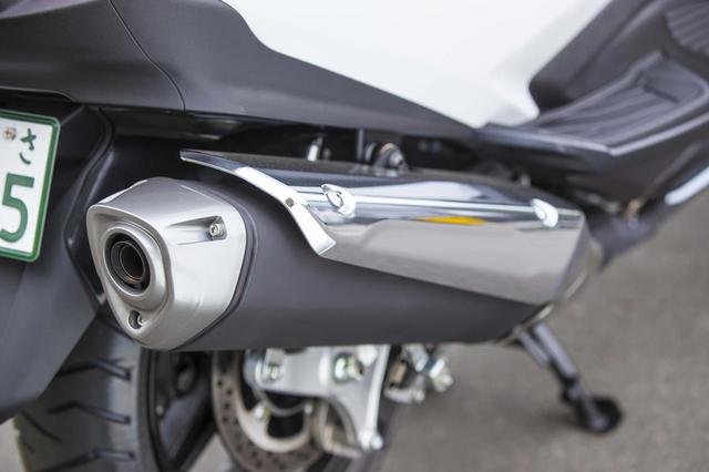 画像: 現行モデルのマフラーは、クロームメッキ処理をしたヒートガード形状がシャープで、レイアウトも車体側に追い込んだ、ボディとの一体感を高めたもの。
