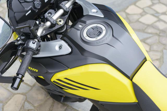 画像: XTにはテーパーハンドルバーを標準装備。20Lのタンク容量もアドベンチャーモデルとして充分で、フルタンク400kmも不可能ではない。