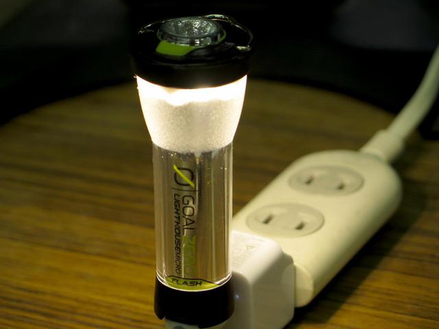 画像: 充電したまま点灯させることもできます。