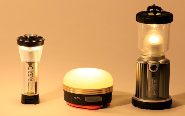 画像: (左)GOAL ZERO「Lighthouse Micro Flash」 (中央)メーカー不明、Amazonで3年ほど前に購入した充電式ランタン (右)GENTOS「Explorer EX-837NX」