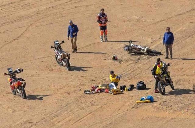 画像: 近くを通りかかったライバルチームのライダー達もレースを中断し、負傷したパウロ・ゴンサルベスの救出を行いましたが、搬送先の病院で帰らぬ人となってしまいました
