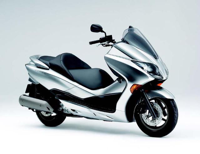 画像: ●水冷4ストOHC4バルブ単気筒●248cc●22PS/7500rpm●2.2kg-m/6000rpm●201kg/204kg●110/90-13・140/70-13●69万3000円/76万1250円
