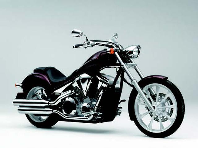 画像: ●水冷4ストOHC3バルブV型2気筒●1312cc●54PS/4250rpm●10.5kg-m/2750rpm●307kg/313kg●90/90-21・200/50R18●135万4500円/142万8000円(ABS)