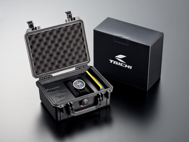 画像: 限定感が高い専用ハードケース。ケースサイズ(縦x横x厚み):51.5 x 45.0 x 13.3mm
