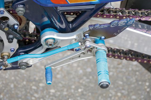 画像: ステップキットも変更されているが、ローレット処理がされたバー、リンケージロッド、ペダルまわりがブルー仕上げされる徹底ぶり。