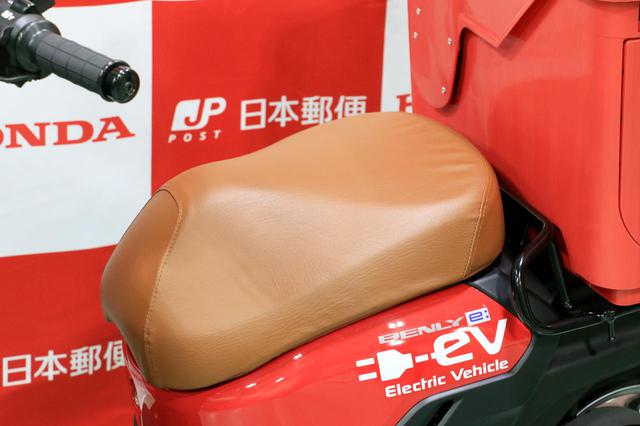画像: ボックスに目が行きがちですが、じつはシートの表皮も日本郵便仕様の専用カラーとなっています。シート内部の変更はなく、クッション性等は変わらないとのこと。
