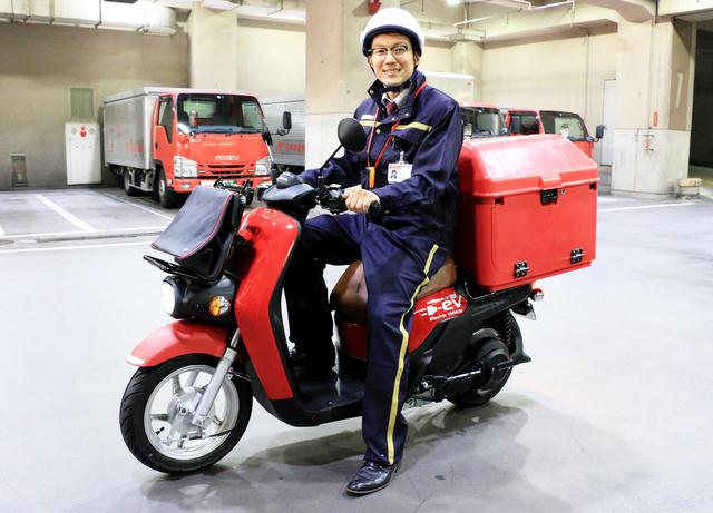 画像: デモ走行を行なってくれた、新宿郵便局の配達員の方。「違和感なく走れます」とさっそく超低速走行やUターンなどを見せてくれ、早くも扱いこなしている様子でした。 若い配達員の方の中には、スーパーカブよりもスクーターの方が乗りやすい、という声もあるのだとか。