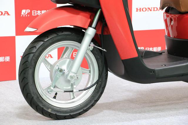 画像: 「BENLY e:」シリーズのブレーキは前後ともドラムを採用。タイヤサイズは前が90/90-12 44J/後ろは110/90-10 61J