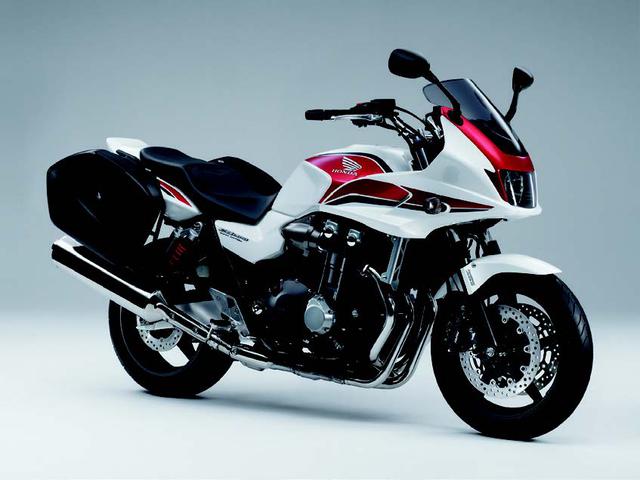 画像: ●水冷4ストDOHC4バルブ並列4気筒●1284cc●100PS/7000rpm●11.5kg-m/5500rpm●284kg●120/70ZR17・180/55ZR17●144万9000円〜147万円
