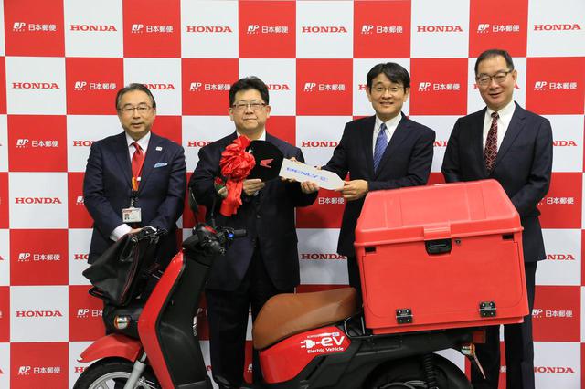 画像: 2020年1月17日(金)、東京都の新宿郵便局にて、「BENLY e:」の納車式が行なわれました。 向かって左から、新宿郵便局 局長 大野政明氏、日本郵便 執行役員 上尾崎幸治氏、本田技研工業 常務執行役員 二輪事業本部長 安部典明氏、ホンダモーターサイクルジャパン 社長 加藤千明氏。