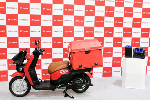 画像: 郵便配達仕様となったホンダ「BENLY e: Ⅱ」。配達物を積むボックスやバッグ以外に、シートの表皮も専用カラーとなっています。