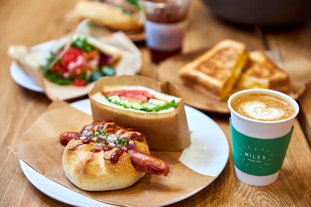 画像: 「MILES Honda Cafe」では、アメリカやドイツなど世界各国のF1開催地(過去開催国含む)にちなんだサンドウィッチや、カルキ臭を消すためにホンダ青山ビル地下3階にあるカナダ産ヒバの大樽で貯水した「宗一郎の水」を使って入れたオリジナルコーヒーなど、ホンダらしいメニューが用意されています。