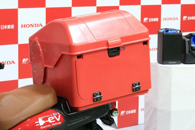 画像: 郵政カブに積まれているボックスを装備。存在感満点です。