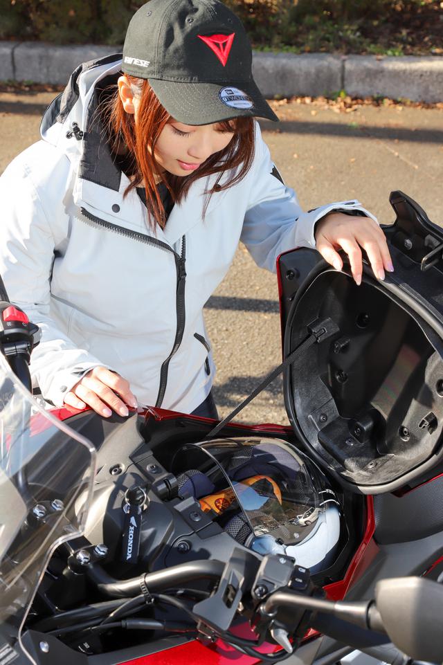 画像: ラゲッジスペースは同じかと思いきや、Sのがヘルメット入れやすいと思いました。Xも入るは入るんですけど、入れる時に結構気をつかうし、取り出す時もちょっと不安。私のヘルメットはVZ-RAMのハラダツアー、Sサイズなんですけど、Lサイズの人は入るのかな?